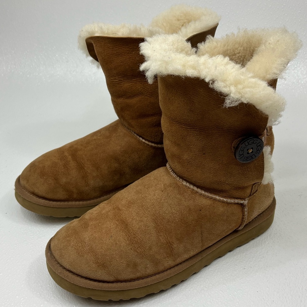 UGG Australia Bailey Button Calf Short Chestnut Boots Women’s Size US 10